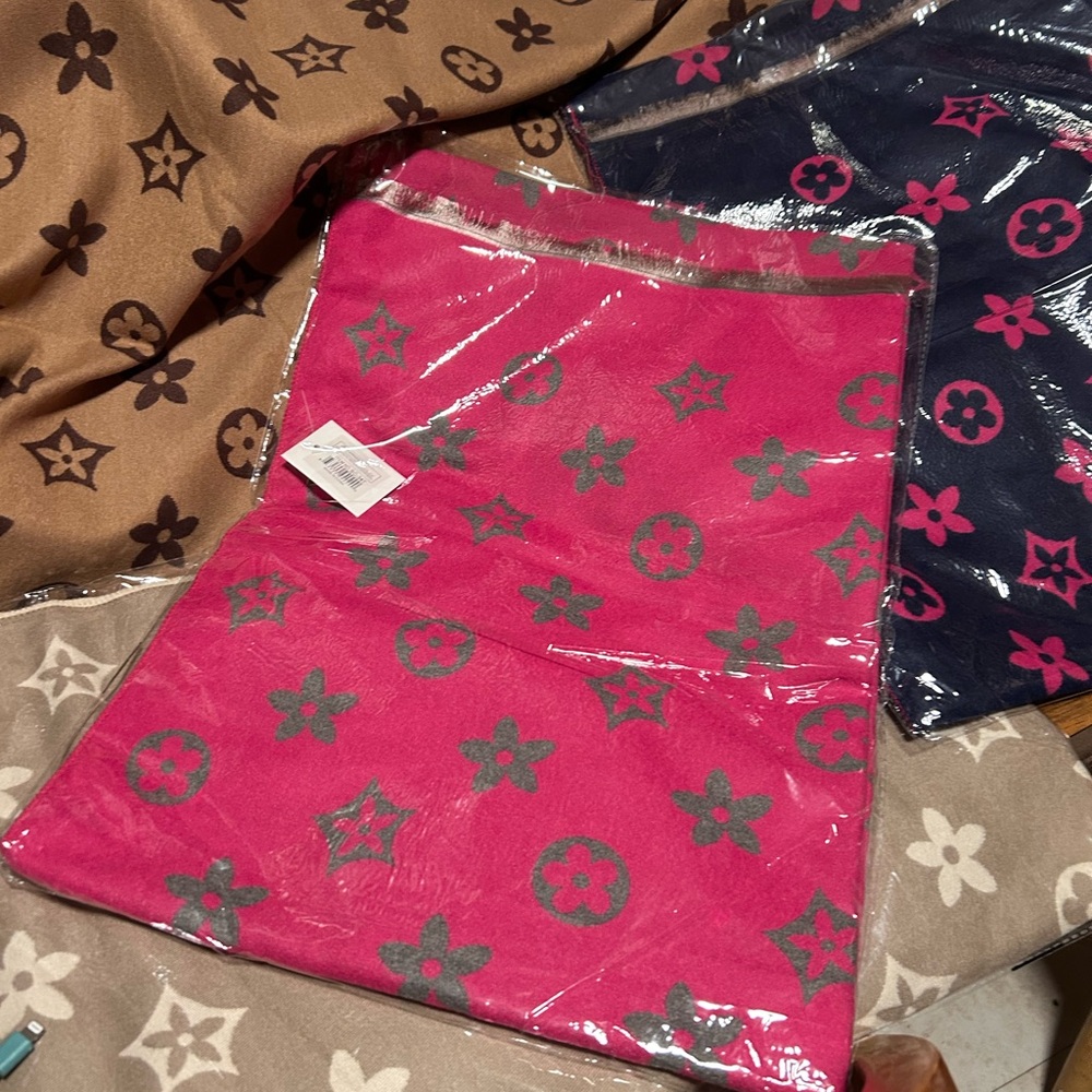 Designer Monogram Scarves Set - Picture 2 of 2